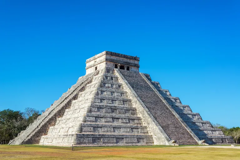 el-castillo-in-chichen-itza-P8APQXC-scaled